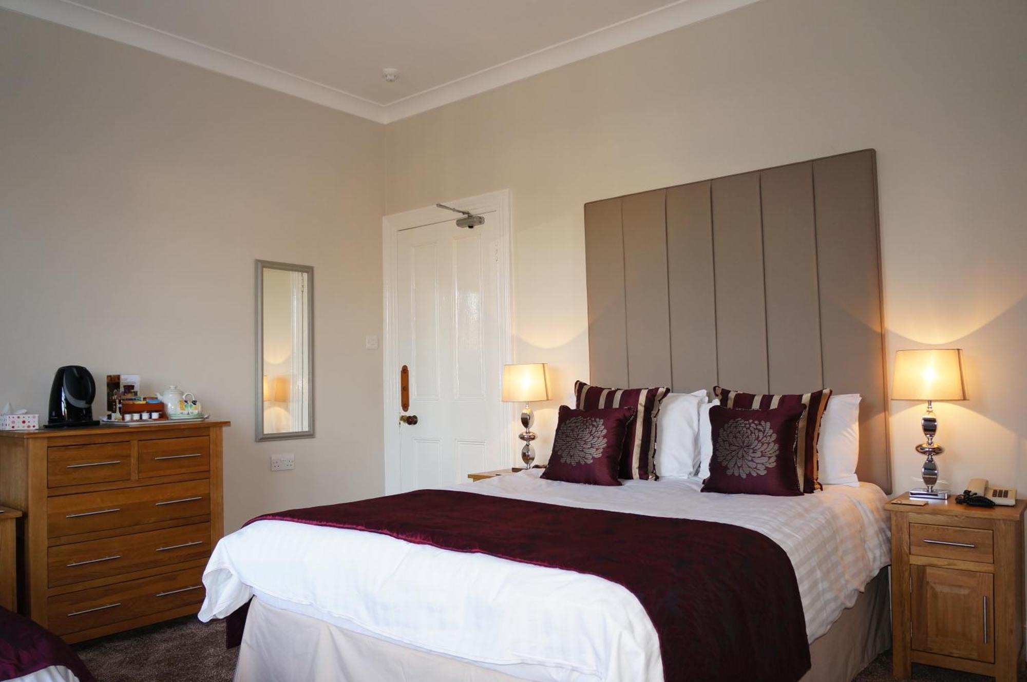 The Lawn Guest House Gatwick Horley Bagian luar foto