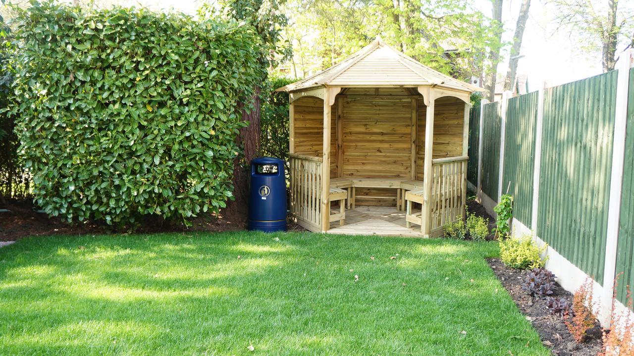 The Lawn Guest House Gatwick Horley Bagian luar foto