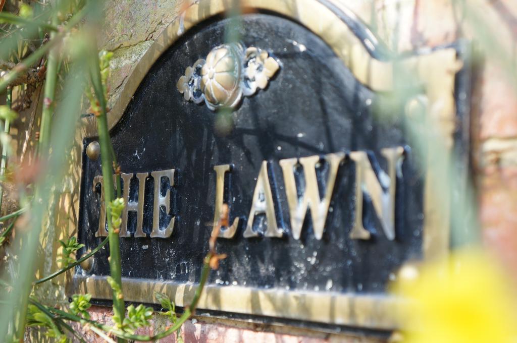 The Lawn Guest House Gatwick Horley Bagian luar foto