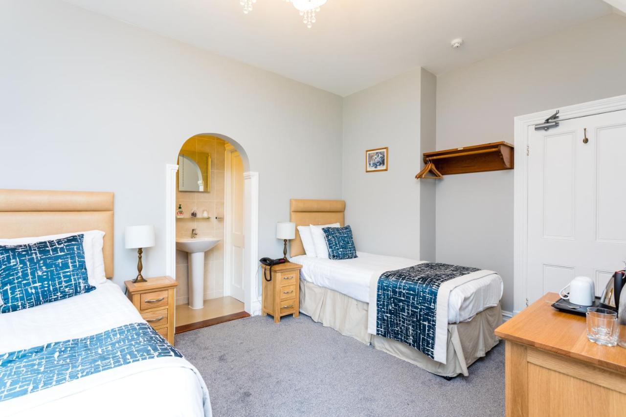 The Lawn Guest House Gatwick Horley Bagian luar foto