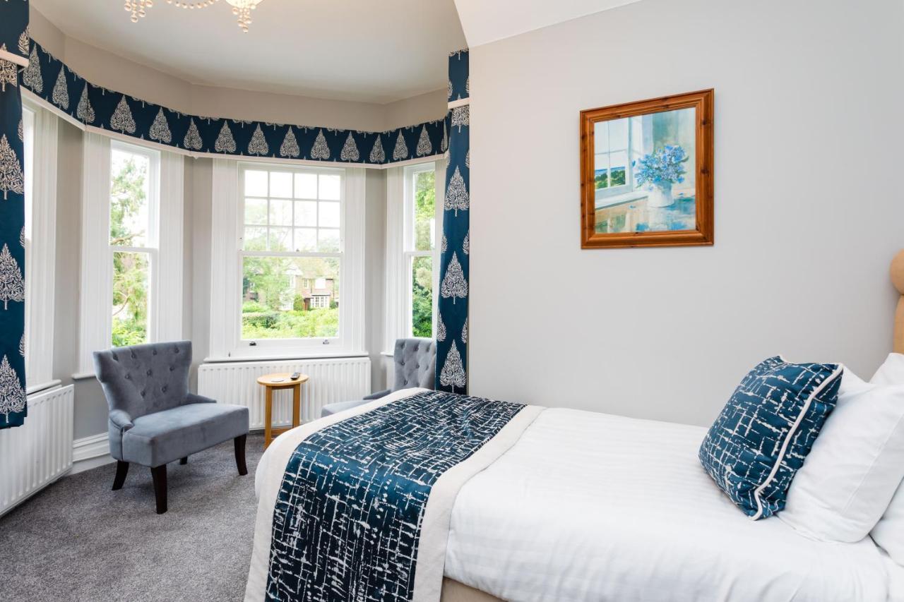 The Lawn Guest House Gatwick Horley Bagian luar foto