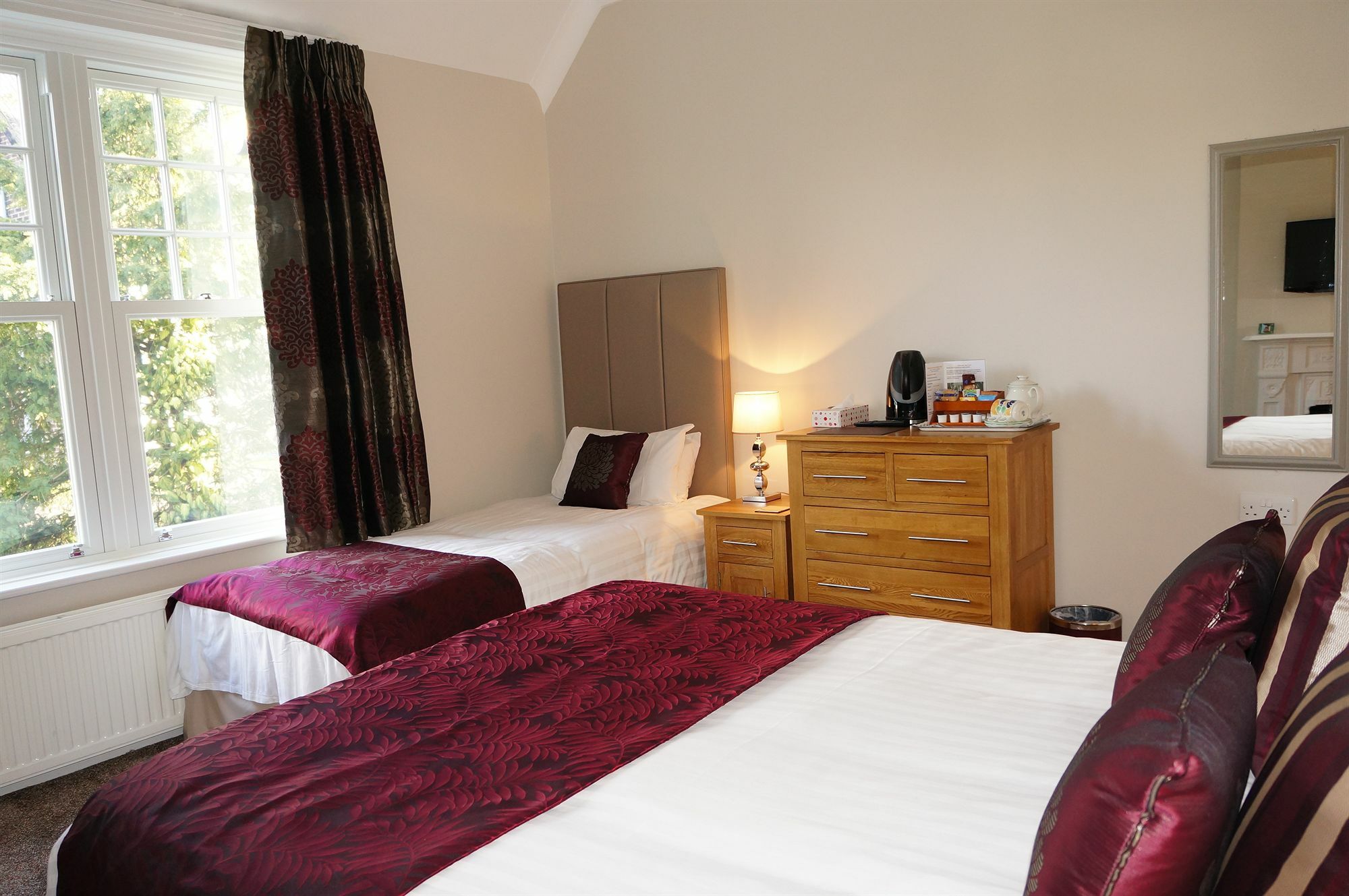 The Lawn Guest House Gatwick Horley Bagian luar foto